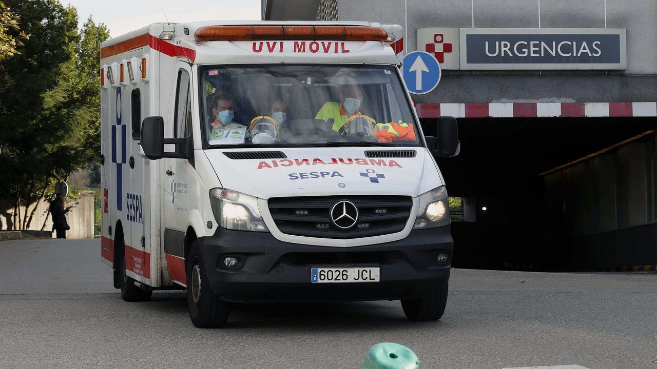 Un ciclista de 17 años herido grave al colisionar contra un vehículo en Villaviciosa