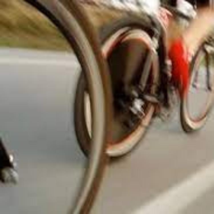 Un ciclista gijonés de 17 años herido en un accidente en Arroes