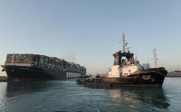 La tripulación del Ever Given continua atrapada en el barco