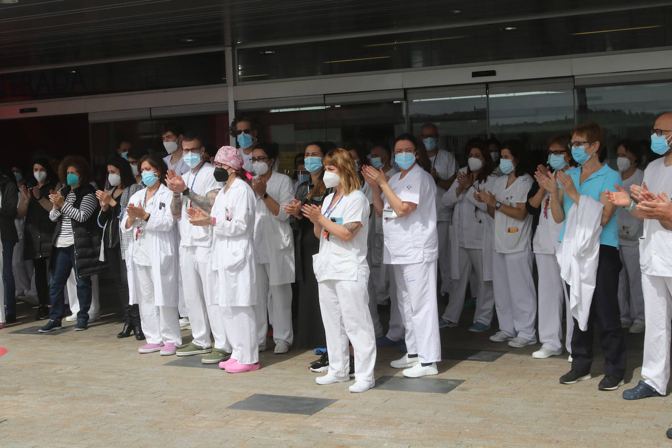 Sanitarios del HUCA y Cabueñes homenajean a la sanitaria fallecida por la covid