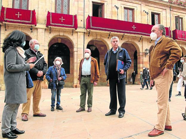 Asociaciones vecinales de Oviedo protestarán contra la «permisividad municipal» con los hosteleros