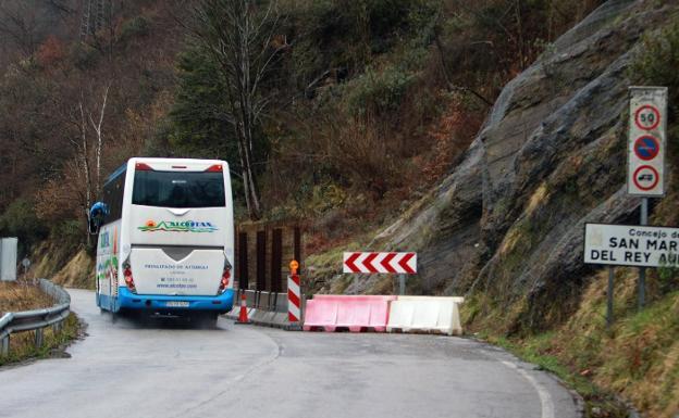 Las obras para reparar el argayo de Blimea cortarán el tráfico mañana y el viernes
