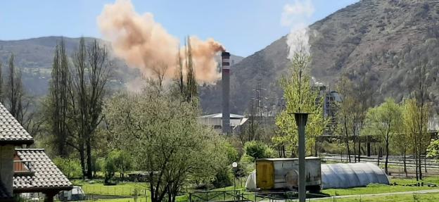 Los vecinos, «hartos de los humos de La Pereda», piden su cierre y multas a Hunosa