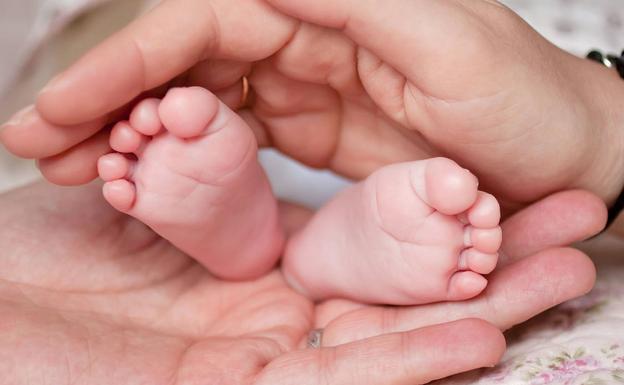 Bruno, el primer bebé en España inmunizado contra la covid