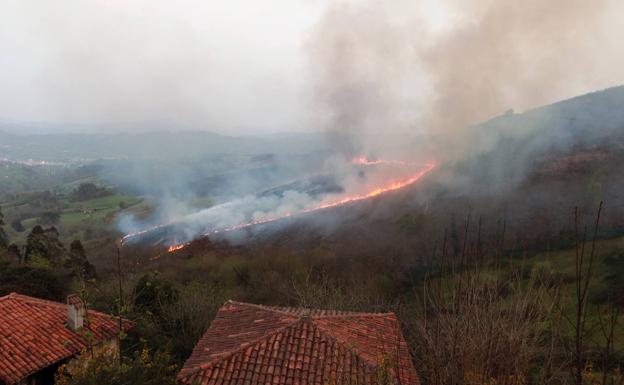 26 fuegos activos obligan al Principado a activar el Plan de Incendios Forestales