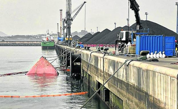 El 'Nehir' se va «irremediablemente a pique en El Musel, es cuestión de tiempo»