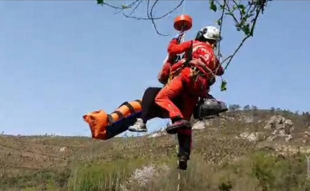 Evacúan al hospital a una senderista herida en la ruta de las cascadas de Oneta