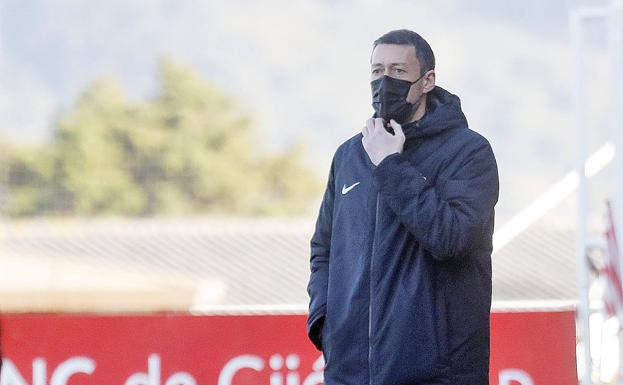 Sergio Sánchez calcula que el Sporting B debe ganar «tres o cuatro partidos casi seguidos» para lograr la permanencia