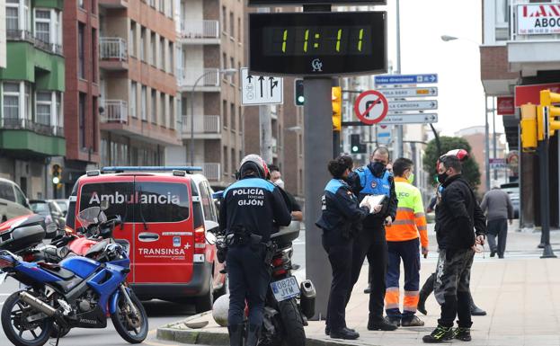 Se salta un semáforo en rojo, atropella a un motorista y da positivo en alcoholemia