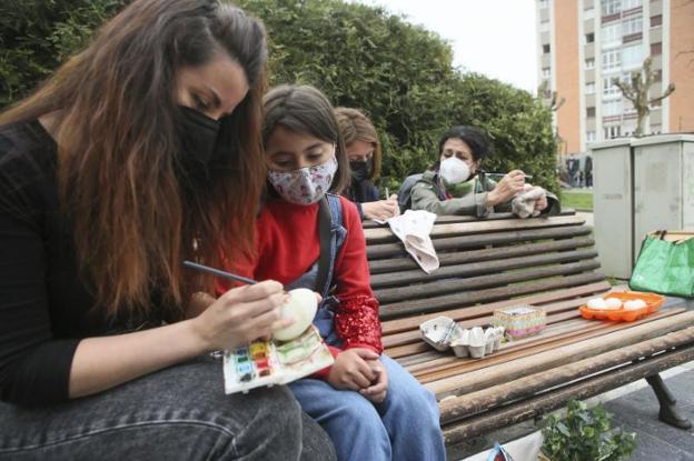 «Los Güevos Pintos aportan color a la Pola»