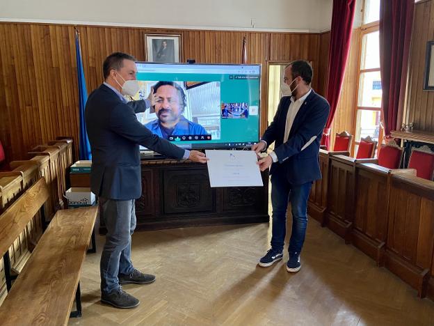 El ganador del Memorial María Luisa dona su premio a los servicios sociales de Piloña