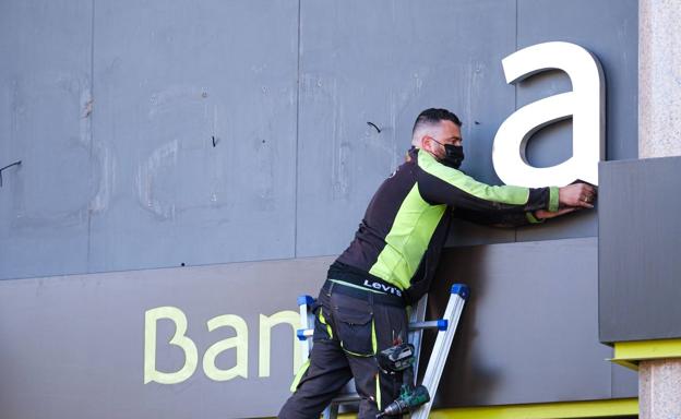 Comienza el cambio de marca de Bankia por Caixabank en las oficinas