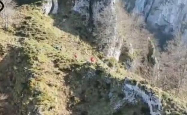 Rescatan a un senderista tras caer por una ladera en Ponga