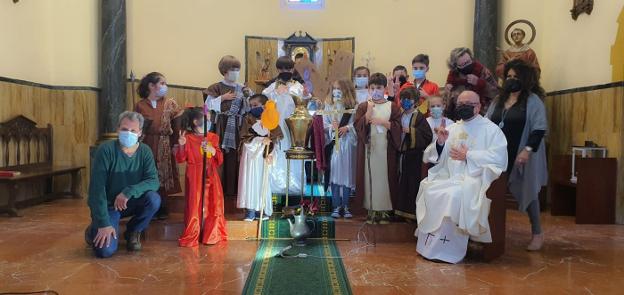 Los niños de Trasona se visten de apóstoles