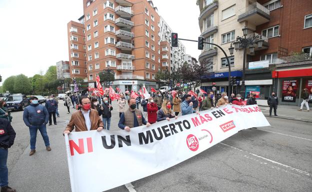 UGT y CCOO se concentran en Oviedo contra la siniestralidad laboral