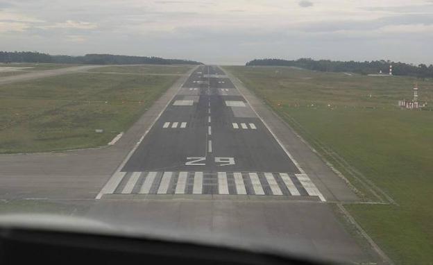 El Aeropuerto de Asturias cierra los martes y miércoles de abril para reformar la pista