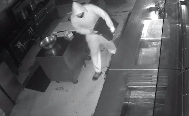 Un empresario ofrece trabajo al ladrón que atracó su restaurante