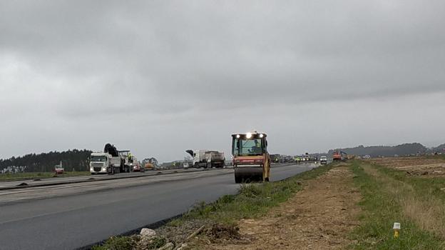 800 personas trabajan para reabrir en 48 horas la pista del aeropuerto de Asturias