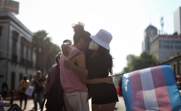 Los transexuales se echan a la calle para doblar el brazo al PSOE