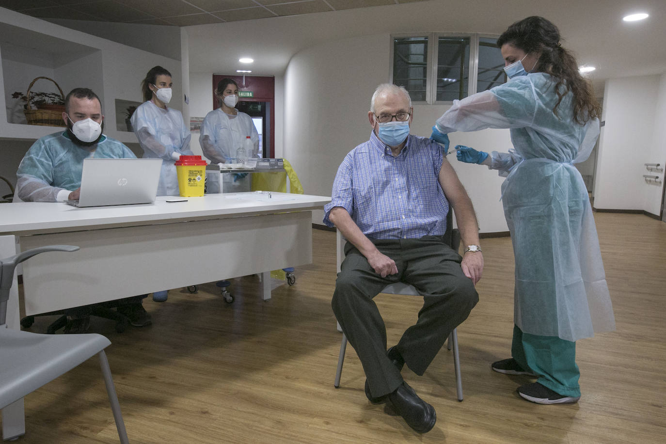 Los síntomas con los que debes estar alerta tras recibir la vacuna de AstraZeneca