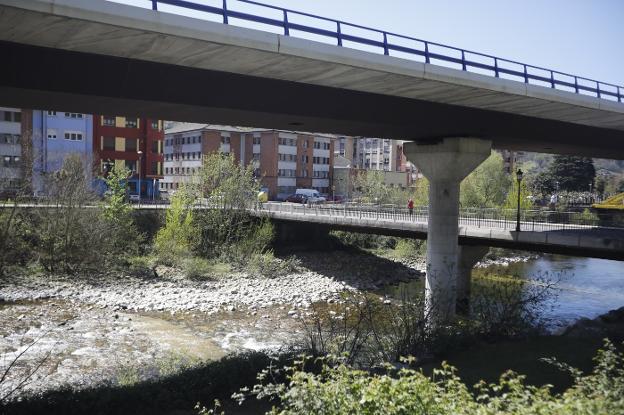 CHC y San Martín unen recursos para limpiar el río Nalón a su paso por el concejo