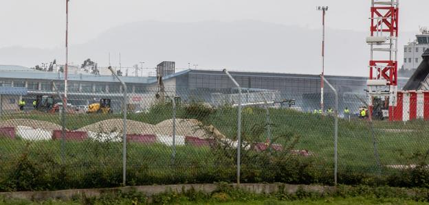 El aeropuerto de Asturias recupera el tráfico aéreo tras completar el primer tramo de pista