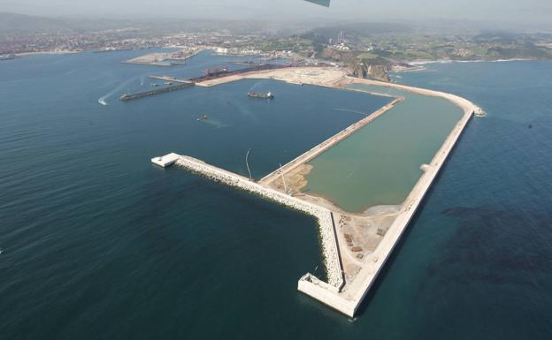 Alcaldesa y oposición abogan por reclamar la ayuda europea pendiente a la obra de El Musel