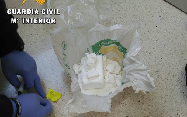 Se fugan, arrojan medio kilo de cocaína por la ventanilla y terminan detenidos