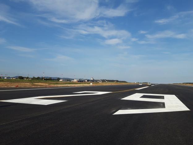 Renovado casi el 40% de la pista del aeropuerto de Asturias en solo dos jornadas de cierre