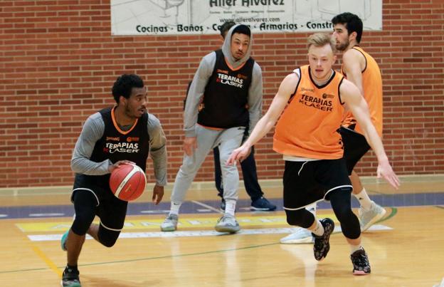 El Liberbank Oviedo persigue el pleno en Granada