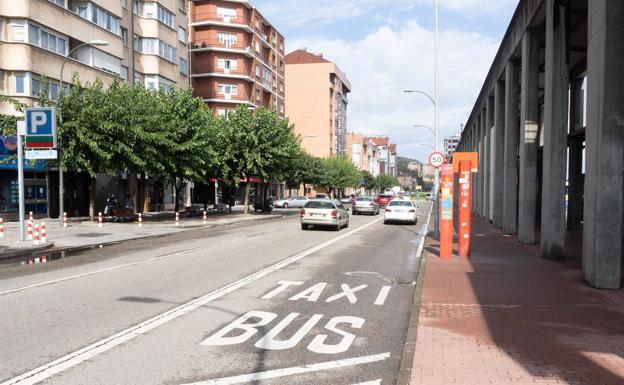 Un ciclista borracho colisiona contra un coche en la avenida de Los Telares