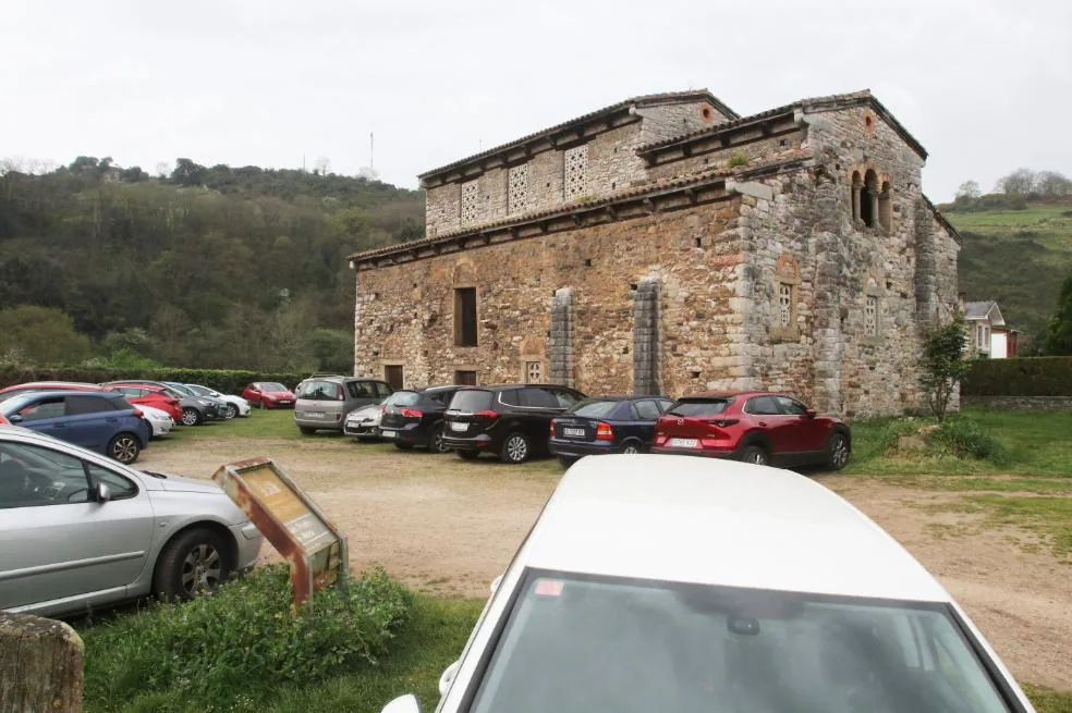 El prerrománico asturiano, entre coches y destrozos de jabalíes