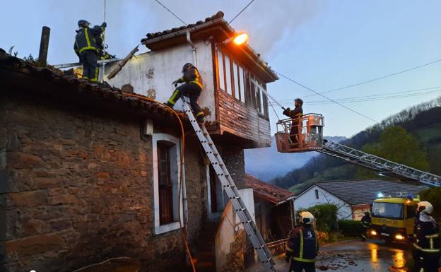 Un incendio calcina una casa en Riosa