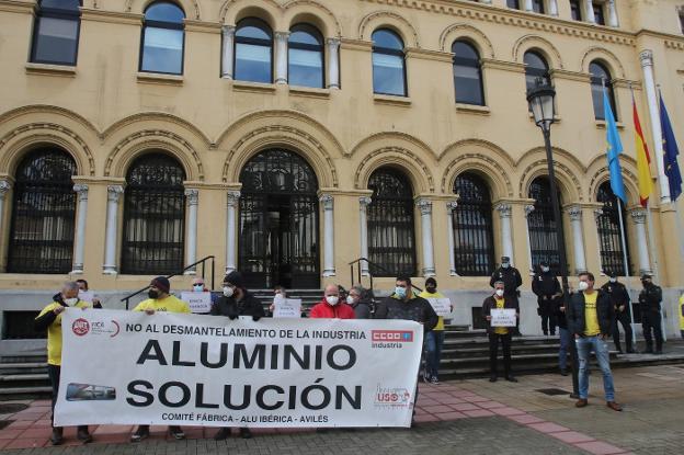 El comité de Alu Ibérica pide al Gobierno «un gesto claro de defensa de la industria»