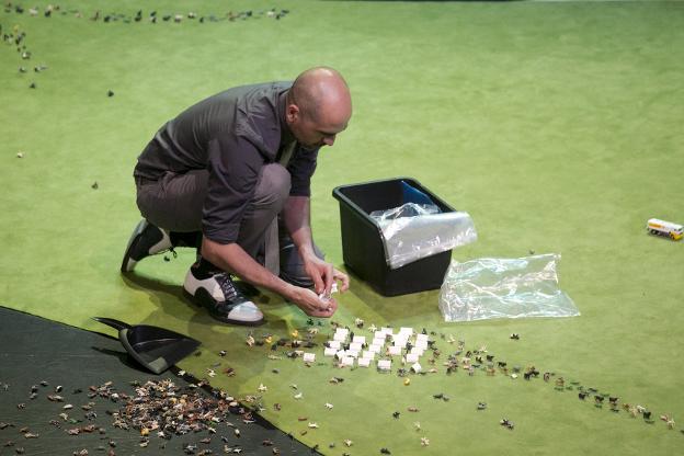 Señor Serrano y su triplete audiovisual