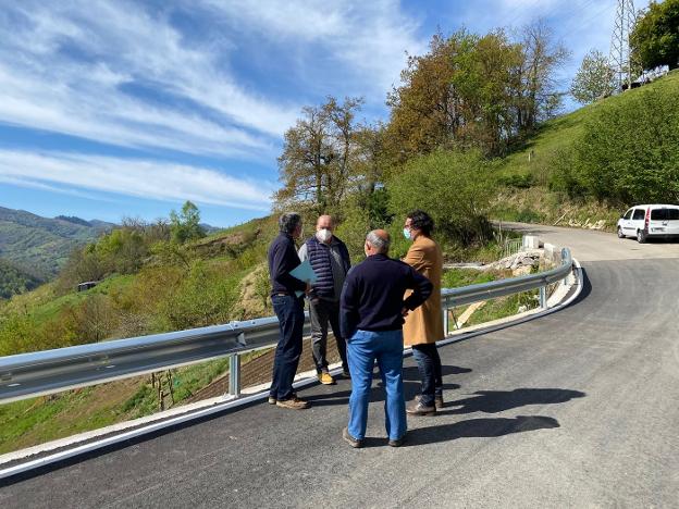 Manuel Calvo visita la obra del argayo de Cocañín