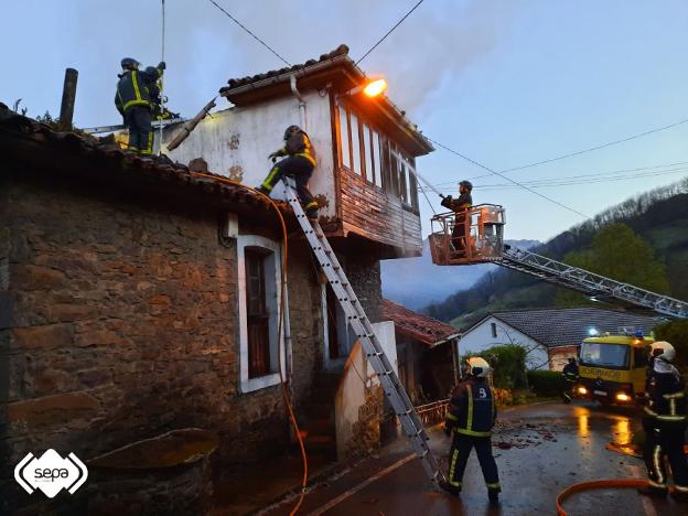 El fuego calcina por completo una casa en el núcleo de La Juncar