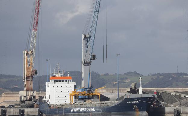 El Principado ve «crítico» actuar en la red de agua del Puerto de Gijón para evitar que el granel caiga al mar