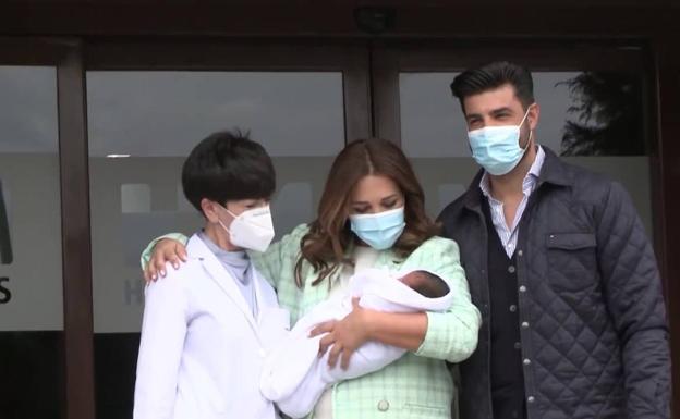 Paula Echevarría y Miguel Torres presentan a su hijo tras recibir el alta