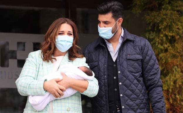 Paula Echevarría agota en tiempo récord la blazer rebajada con la que presentó a su hijo Miguel