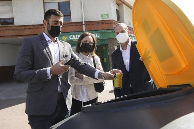 Llanera implanta un sistema pionero que recompensa por reciclar latas y botellas