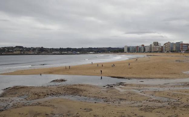 Agentes de la Policía salvan a un hombre que se adentraba en el mar en Gijón