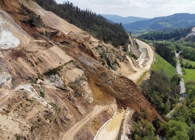 Un gran argayo en las obras de la autovía Cornellana-Salas corta la N-634 en Villazón