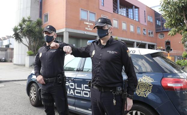 Los policías que salvaron la vida a un hombre en Gijón: «Sentía que nadie lo valoraba, pero le dijimos que todos somos importantes»