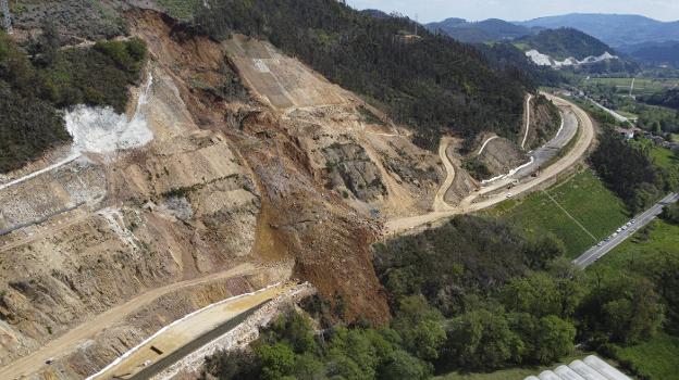 El riesgo de nuevos argayos marca las labores en Salas