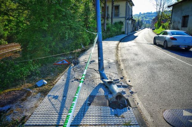Fallece un vecino de Piloña de 48 años tras chocar con una farola a la entrada de Infiesto