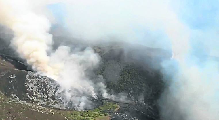 Un nuevo incendio afecta a la sierra de Carondio, en Allande