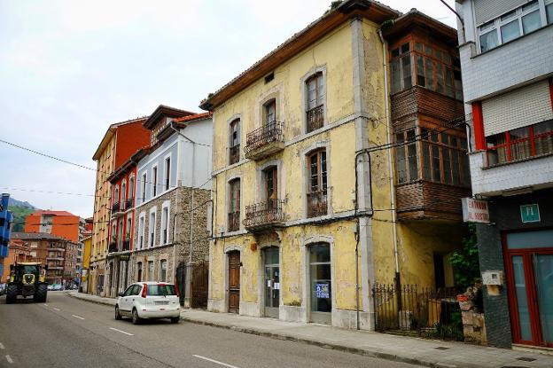 Parres intervendrá en edificios en mal estado para mejorar la «seguridad y la imagen»