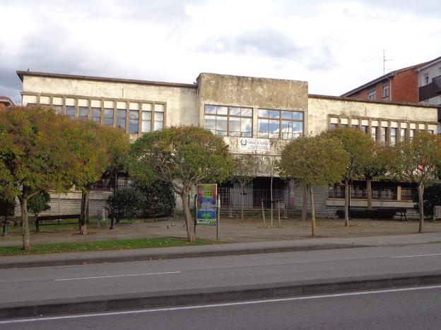 El Hogar de Ceares sobrevive a la amenaza de demolición, ceñida al salón de actos y la bolera