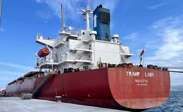 Intervenido un barco cargado de carbón de NMR por el impago de una deuda